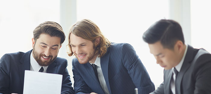 Equipe corporativa trabalhando em conjunto